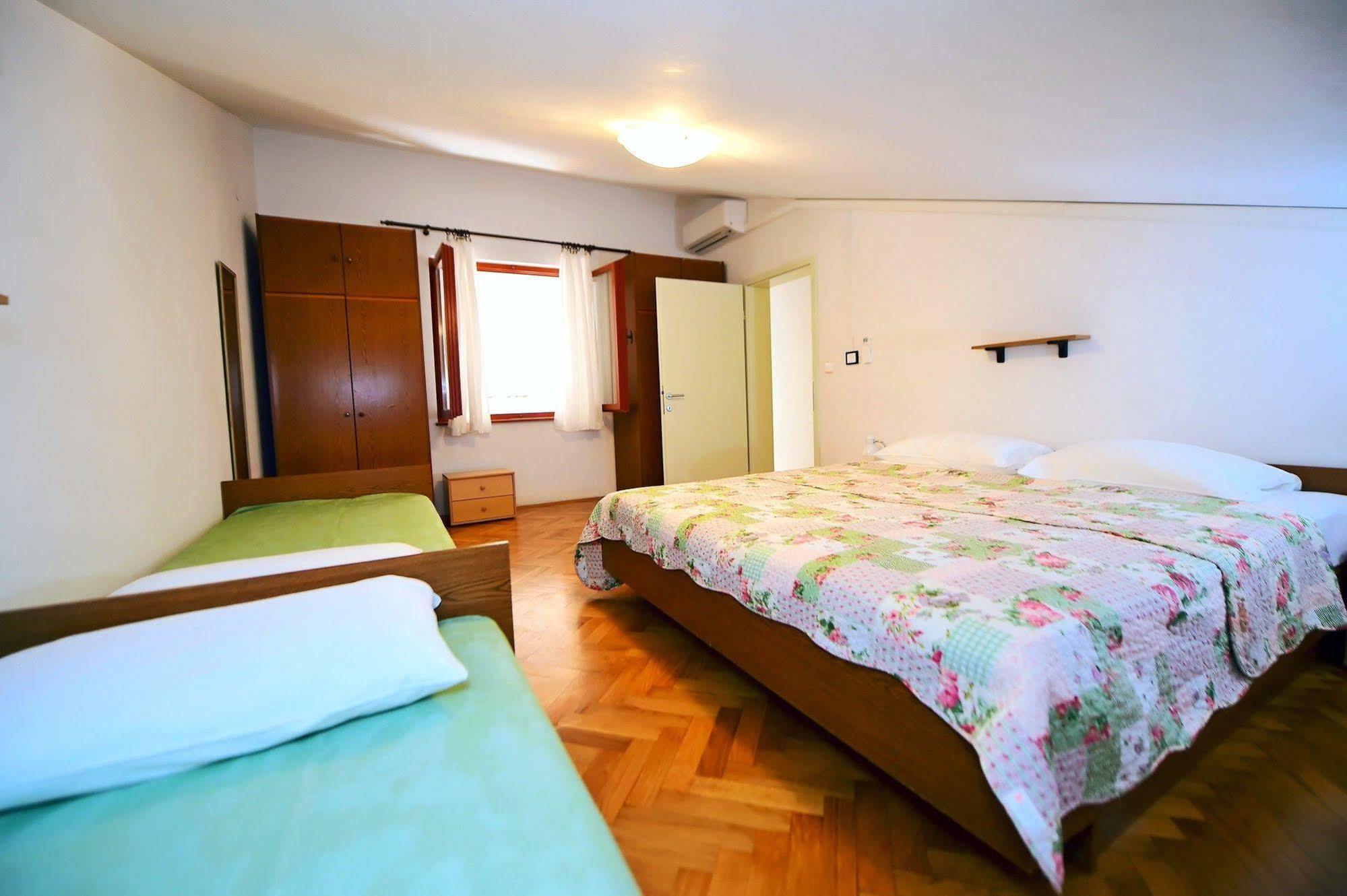 Zdjelar Aparthotel Porec Exterior photo