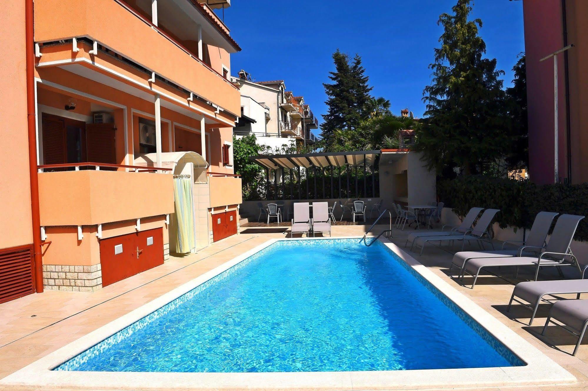 Zdjelar Aparthotel Porec Exterior photo