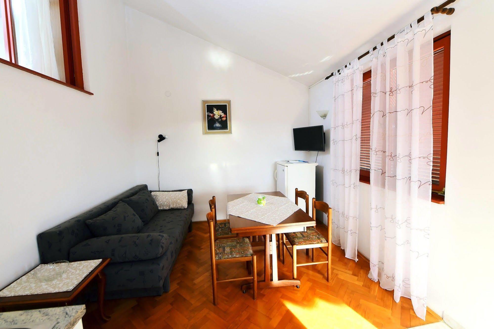 Zdjelar Aparthotel Porec Exterior photo