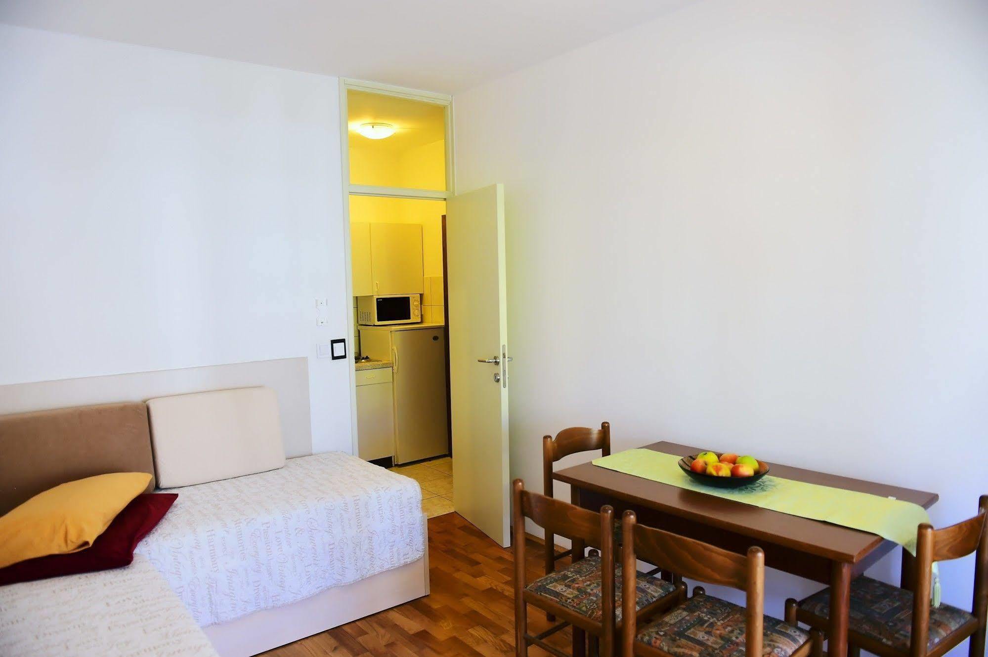Zdjelar Aparthotel Porec Exterior photo