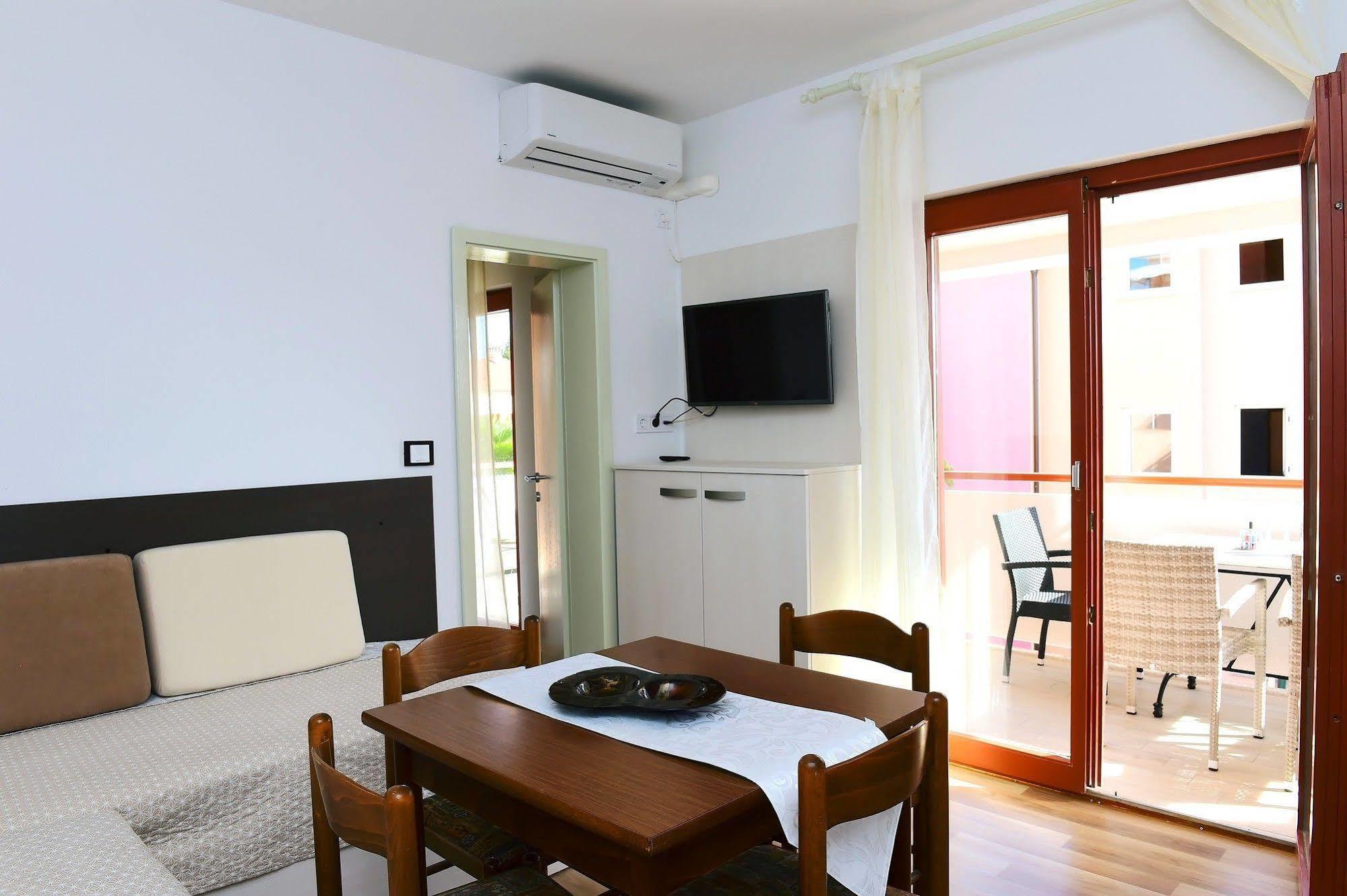 Zdjelar Aparthotel Porec Exterior photo